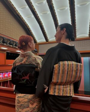 Momo Instagram - だいぶ時経ったけど2月26日
中村鶴松さんの出演される、猿若祭二月大歌舞伎千穐楽を観にクルミと歌舞伎座へ
クルミのお着物をはろり用にコーディネートして貸してくれた❣️さすがクルミ・・・🥹💓鶴松さん推しだから鶴の帯に鶴の髪飾りって🫶素敵

二回も観に行けた猿若祭二月大歌舞伎
二回目も本当に面白かった！！！！！ほんとはこの感動をすぐに書くべきだった！遅れた！！
チャラチャンラジオでも話したけど恋物語三本立てってかんじ
いつの時代も恋とか愛とか忙しなくうつり変わる人の心って外から見ていると本当に可笑しくってそれでいて本当に美しい
そういうの大好き、人間っていいよね
一回目観た時は筋書き本を読みながら、
二回目は音声ガイドを聴きながら！
あとそれにプラスでクルミの豆知識つき🤣✍️
音声ガイド面白すぎた
去年舞台で鶴さまと共演してから歌舞伎を観に行って、その面白さに感動して隙あれば観に行こうと地方も行ったりしたけれど、そこから観劇に火がついて、舞台やミュージカル落語に宝塚、いろいろ観に行って日本のエンタメの素晴らしさ、生で観に行くこと体験できることの喜びを実感している
なるべく色んなことや色んなものに触れて、知って、んでたくさん歌いたいよね
最近ばたついてるけどまたすぐ色んなの観にいきたい！
みんなも教えてね🫶
はろりもたくさん発信するね〜📡