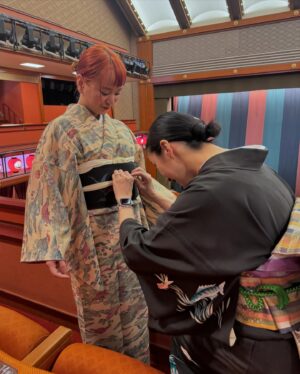 Momo Instagram - だいぶ時経ったけど2月26日
中村鶴松さんの出演される、猿若祭二月大歌舞伎千穐楽を観にクルミと歌舞伎座へ
クルミのお着物をはろり用にコーディネートして貸してくれた❣️さすがクルミ・・・🥹💓鶴松さん推しだから鶴の帯に鶴の髪飾りって🫶素敵

二回も観に行けた猿若祭二月大歌舞伎
二回目も本当に面白かった！！！！！ほんとはこの感動をすぐに書くべきだった！遅れた！！
チャラチャンラジオでも話したけど恋物語三本立てってかんじ
いつの時代も恋とか愛とか忙しなくうつり変わる人の心って外から見ていると本当に可笑しくってそれでいて本当に美しい
そういうの大好き、人間っていいよね
一回目観た時は筋書き本を読みながら、
二回目は音声ガイドを聴きながら！
あとそれにプラスでクルミの豆知識つき🤣✍️
音声ガイド面白すぎた
去年舞台で鶴さまと共演してから歌舞伎を観に行って、その面白さに感動して隙あれば観に行こうと地方も行ったりしたけれど、そこから観劇に火がついて、舞台やミュージカル落語に宝塚、いろいろ観に行って日本のエンタメの素晴らしさ、生で観に行くこと体験できることの喜びを実感している
なるべく色んなことや色んなものに触れて、知って、んでたくさん歌いたいよね
最近ばたついてるけどまたすぐ色んなの観にいきたい！
みんなも教えてね🫶
はろりもたくさん発信するね〜📡
