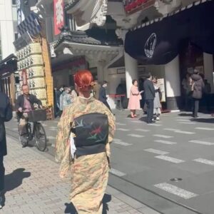 Momo Instagram - だいぶ時経ったけど2月26日
中村鶴松さんの出演される、猿若祭二月大歌舞伎千穐楽を観にクルミと歌舞伎座へ
クルミのお着物をはろり用にコーディネートして貸してくれた❣️さすがクルミ・・・🥹💓鶴松さん推しだから鶴の帯に鶴の髪飾りって🫶素敵

二回も観に行けた猿若祭二月大歌舞伎
二回目も本当に面白かった！！！！！ほんとはこの感動をすぐに書くべきだった！遅れた！！
チャラチャンラジオでも話したけど恋物語三本立てってかんじ
いつの時代も恋とか愛とか忙しなくうつり変わる人の心って外から見ていると本当に可笑しくってそれでいて本当に美しい
そういうの大好き、人間っていいよね
一回目観た時は筋書き本を読みながら、
二回目は音声ガイドを聴きながら！
あとそれにプラスでクルミの豆知識つき🤣✍️
音声ガイド面白すぎた
去年舞台で鶴さまと共演してから歌舞伎を観に行って、その面白さに感動して隙あれば観に行こうと地方も行ったりしたけれど、そこから観劇に火がついて、舞台やミュージカル落語に宝塚、いろいろ観に行って日本のエンタメの素晴らしさ、生で観に行くこと体験できることの喜びを実感している
なるべく色んなことや色んなものに触れて、知って、んでたくさん歌いたいよね
最近ばたついてるけどまたすぐ色んなの観にいきたい！
みんなも教えてね🫶
はろりもたくさん発信するね〜📡