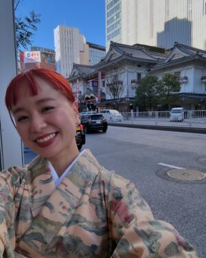 Momo Instagram - だいぶ時経ったけど2月26日
中村鶴松さんの出演される、猿若祭二月大歌舞伎千穐楽を観にクルミと歌舞伎座へ
クルミのお着物をはろり用にコーディネートして貸してくれた❣️さすがクルミ・・・🥹💓鶴松さん推しだから鶴の帯に鶴の髪飾りって🫶素敵

二回も観に行けた猿若祭二月大歌舞伎
二回目も本当に面白かった！！！！！ほんとはこの感動をすぐに書くべきだった！遅れた！！
チャラチャンラジオでも話したけど恋物語三本立てってかんじ
いつの時代も恋とか愛とか忙しなくうつり変わる人の心って外から見ていると本当に可笑しくってそれでいて本当に美しい
そういうの大好き、人間っていいよね
一回目観た時は筋書き本を読みながら、
二回目は音声ガイドを聴きながら！
あとそれにプラスでクルミの豆知識つき🤣✍️
音声ガイド面白すぎた
去年舞台で鶴さまと共演してから歌舞伎を観に行って、その面白さに感動して隙あれば観に行こうと地方も行ったりしたけれど、そこから観劇に火がついて、舞台やミュージカル落語に宝塚、いろいろ観に行って日本のエンタメの素晴らしさ、生で観に行くこと体験できることの喜びを実感している
なるべく色んなことや色んなものに触れて、知って、んでたくさん歌いたいよね
最近ばたついてるけどまたすぐ色んなの観にいきたい！
みんなも教えてね🫶
はろりもたくさん発信するね〜📡