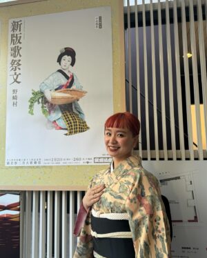Momo Instagram - だいぶ時経ったけど2月26日
中村鶴松さんの出演される、猿若祭二月大歌舞伎千穐楽を観にクルミと歌舞伎座へ
クルミのお着物をはろり用にコーディネートして貸してくれた❣️さすがクルミ・・・🥹💓鶴松さん推しだから鶴の帯に鶴の髪飾りって🫶素敵

二回も観に行けた猿若祭二月大歌舞伎
二回目も本当に面白かった！！！！！ほんとはこの感動をすぐに書くべきだった！遅れた！！
チャラチャンラジオでも話したけど恋物語三本立てってかんじ
いつの時代も恋とか愛とか忙しなくうつり変わる人の心って外から見ていると本当に可笑しくってそれでいて本当に美しい
そういうの大好き、人間っていいよね
一回目観た時は筋書き本を読みながら、
二回目は音声ガイドを聴きながら！
あとそれにプラスでクルミの豆知識つき🤣✍️
音声ガイド面白すぎた
去年舞台で鶴さまと共演してから歌舞伎を観に行って、その面白さに感動して隙あれば観に行こうと地方も行ったりしたけれど、そこから観劇に火がついて、舞台やミュージカル落語に宝塚、いろいろ観に行って日本のエンタメの素晴らしさ、生で観に行くこと体験できることの喜びを実感している
なるべく色んなことや色んなものに触れて、知って、んでたくさん歌いたいよね
最近ばたついてるけどまたすぐ色んなの観にいきたい！
みんなも教えてね🫶
はろりもたくさん発信するね〜📡