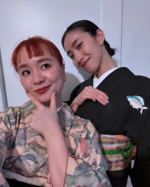 Momo Instagram - だいぶ時経ったけど2月26日
中村鶴松さんの出演される、猿若祭二月大歌舞伎千穐楽を観にクルミと歌舞伎座へ
クルミのお着物をはろり用にコーディネートして貸してくれた❣️さすがクルミ・・・🥹💓鶴松さん推しだから鶴の帯に鶴の髪飾りって🫶素敵

二回も観に行けた猿若祭二月大歌舞伎
二回目も本当に面白かった！！！！！ほんとはこの感動をすぐに書くべきだった！遅れた！！
チャラチャンラジオでも話したけど恋物語三本立てってかんじ
いつの時代も恋とか愛とか忙しなくうつり変わる人の心って外から見ていると本当に可笑しくってそれでいて本当に美しい
そういうの大好き、人間っていいよね
一回目観た時は筋書き本を読みながら、
二回目は音声ガイドを聴きながら！
あとそれにプラスでクルミの豆知識つき🤣✍️
音声ガイド面白すぎた
去年舞台で鶴さまと共演してから歌舞伎を観に行って、その面白さに感動して隙あれば観に行こうと地方も行ったりしたけれど、そこから観劇に火がついて、舞台やミュージカル落語に宝塚、いろいろ観に行って日本のエンタメの素晴らしさ、生で観に行くこと体験できることの喜びを実感している
なるべく色んなことや色んなものに触れて、知って、んでたくさん歌いたいよね
最近ばたついてるけどまたすぐ色んなの観にいきたい！
みんなも教えてね🫶
はろりもたくさん発信するね〜📡