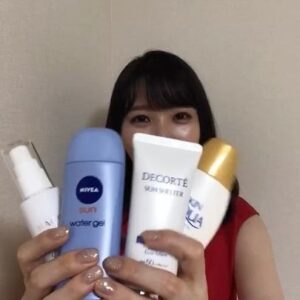 Momo Asakura Instagram - ▪️スキンアクア スーパーモイスチャージェル
塗った瞬間スーッて伸びて水みたい！さっぱり〜つけてて嫌な気持ちにならないし安いからとにかくたーっぷりつけられるよ(o･∇･o)基本はからだに🙆‍♀️ ▪️ニベアSUNウォータージェル
私が持ってるタイプは生産終了したのかな？🤔リニューアルされたやつ(ウォータージェル)もおんなじ感じで水のようにスーッてしてるのになんとなく保湿もされてるみたいでいい感じ〜
SPF低めだから肌にも優しくて安心😌
お家にいる時とかコンビニとか行く時に🙆‍♀️ ▪️コスメデコルテサンシェルター マルチ プロテクション
これだいすき🥺もう何本使ったかわからないよ🥺紫外線だけじゃなくて微粒子もカットしてくれるし、なによりもつけてる感じがまったくしないの！！テクスチャーが神様だよすごすぎるよ…
これは顔もからだも🙆‍♀️ ▪️HACCI 日焼け止めミストMJ
これはスプレータイプなので外に出かけてる時に吹きかけるよ〜いい匂い〜
メイクしてる時とか手ベタベタしたくないなーって時に便利やし、SPFも低めでいい感じ😌蜂蜜効果でしっとりするしね(o･∇･o)
ちなみに他にもアクアUVやボディクリームもいい感じ🙆‍♀️ なんか長文になっちったー(o･∇･o)
私はほんとーーーーに夏が苦手だし、太陽の下にずっといると肌も痛くなるし、今はびくびくしてますが…少しでも快適に過ごしたいと思って日焼け止めはめっちゃくちゃ試してたので紹介してみたけど、肌って人それぞれだし合う合わないあると思うからなんとなーくの参考までに〜(o･∇･o)夏が苦手な方は一緒にがんばって乗り越えよーね！

興味ないよーて人もいたと思うのに…ごめんね🙏
ここまで読んでくれてありがとー(o･∇･o)/ #日焼け止め
#もちょ10 #麻倉もも #オンラインもちょ