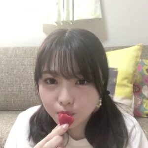 Momo Asakura Instagram - ⚠︎個人の意見です。
徐々にスイカに移行中です🍓→🍉😊
#もちょ10 #麻倉もも #オンラインもちょ