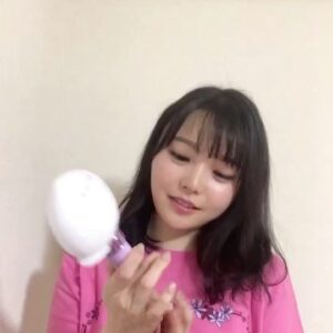 Momo Asakura Instagram - 動画じゃちょっとよくわからんけど、会場だと綺麗に光るんだよー😃
今回はウインクだよー(o･∇<o)

#Agapanthus
#ライブグッズ
#もちょ10 #麻倉もも #オンラインもちょ