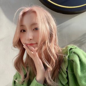 Momo Ogata Instagram - スマホ変えてカメラフォルダ日付ぐちゃぐちゃで色んな写真出てくるねんけどやっぱりロングいいなあーーーーってなってる🙄

みんなはどれが好き？？

#金髪ボブ #黒髪ロング