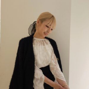 Momo Ogata Instagram - 3月も末やのにまだまだ寒いね～🥲
早くあったかくなれ！って思いながら日々春服に近づけてる🌸

このブラウスはインナーとしても着れるし
一枚でもめちゃくちゃ可愛いの🥹

袖のボタン外して着るのがお気に入り🫶
写真はたからちゃんに撮ってもらった！

🏷️@louere.official 

#louere #pr #春服 #ブラウス #패션그램