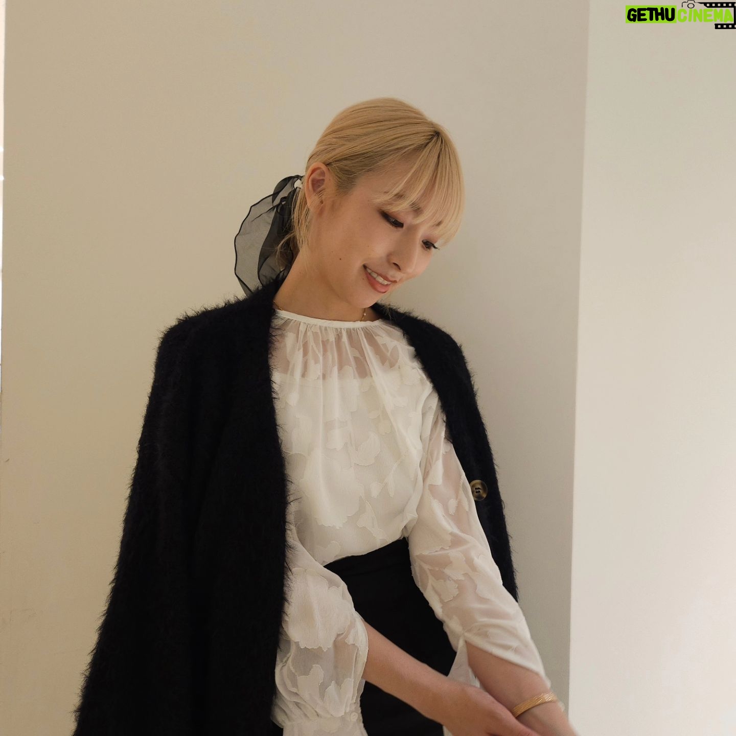 Momo Ogata - 860 Likes - 3月も末やのにまだまだ寒いね~🥲
早くあったかくなれ!って思いながら日々春服に近づけてる🌸
このブラウスはインナーとしても着れるし
一枚でもめちゃくちゃ可愛いの🥹
袖のボタン外して着るのがお気に入り🫶
写真はたからちゃんに撮ってもらった!
🏷️@louere.official
#louere #pr #春服 #ブラウス #패션그램