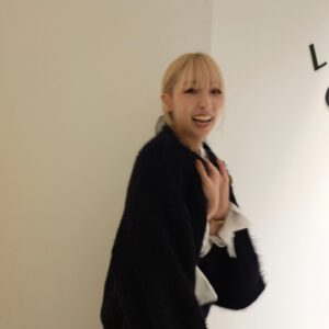 Momo Ogata Instagram - 3月も末やのにまだまだ寒いね～🥲
早くあったかくなれ！って思いながら日々春服に近づけてる🌸

このブラウスはインナーとしても着れるし
一枚でもめちゃくちゃ可愛いの🥹

袖のボタン外して着るのがお気に入り🫶
写真はたからちゃんに撮ってもらった！

🏷️@louere.official 

#louere #pr #春服 #ブラウス #패션그램