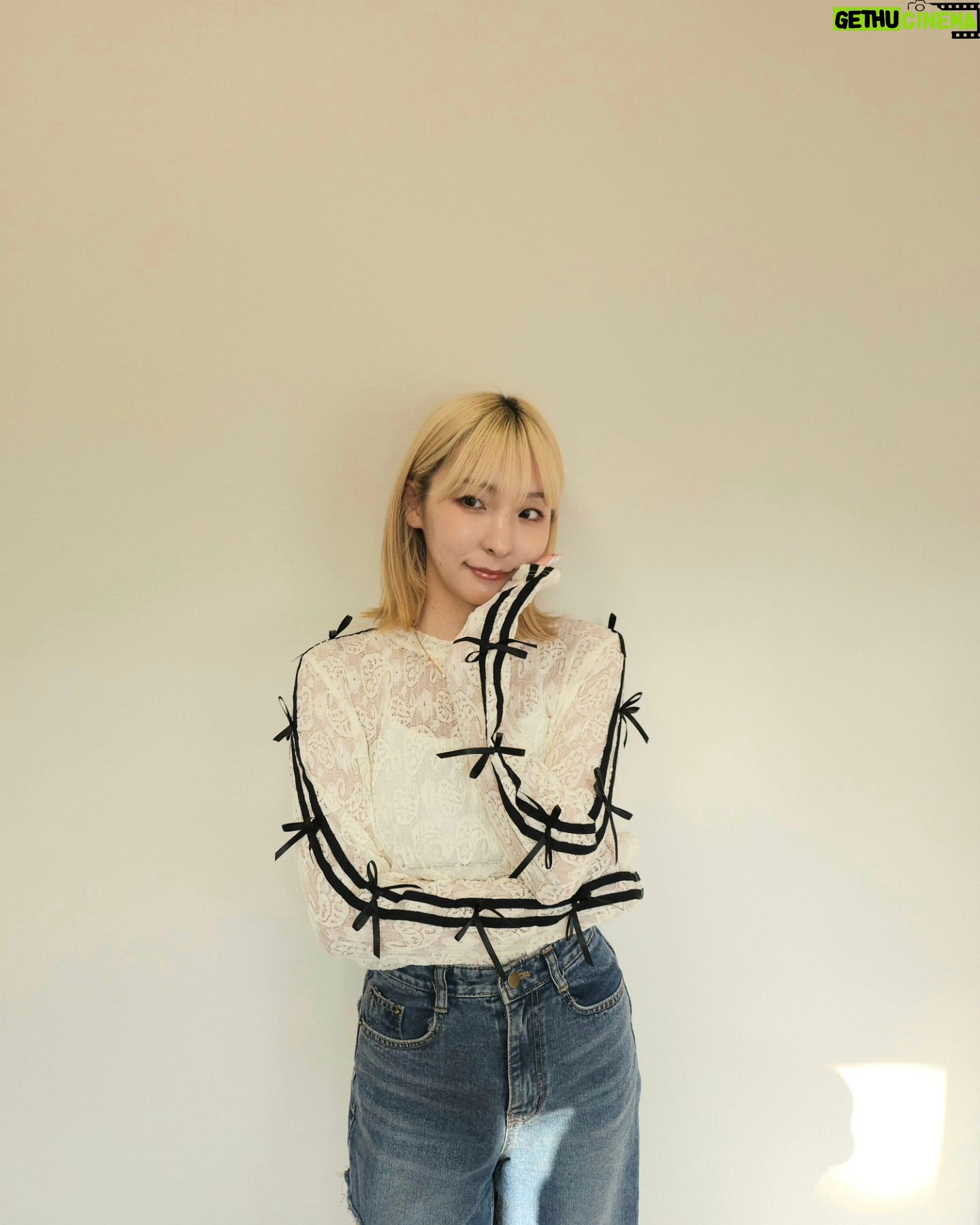 Momo Ogata - 856 Likes - 最近とっても暑いね~
最近はバタバタしてるけどしてないようなそんな日々を過ごしてる🎀
リボンお気に入りで
このトップス着回しやすくて可愛いの🤍
カジュアルだけど女の子らしさもあっていいよねっ
@meemselect
#meemselect #夏コーデ #春コーデ #옷스타그램