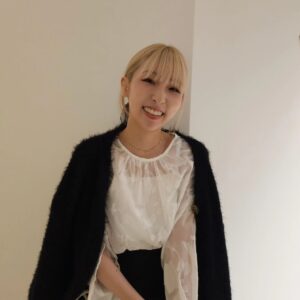 Momo Ogata Instagram - 3月も末やのにまだまだ寒いね～🥲
早くあったかくなれ！って思いながら日々春服に近づけてる🌸

このブラウスはインナーとしても着れるし
一枚でもめちゃくちゃ可愛いの🥹

袖のボタン外して着るのがお気に入り🫶
写真はたからちゃんに撮ってもらった！

🏷️@louere.official 

#louere #pr #春服 #ブラウス #패션그램