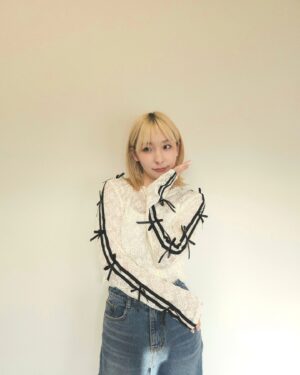 Momo Ogata Instagram - 最近とっても暑いね～
最近はバタバタしてるけどしてないようなそんな日々を過ごしてる🎀

リボンお気に入りで
このトップス着回しやすくて可愛いの🤍

カジュアルだけど女の子らしさもあっていいよねっ
@meemselect 

#meemselect #夏コーデ #春コーデ #옷스타그램
