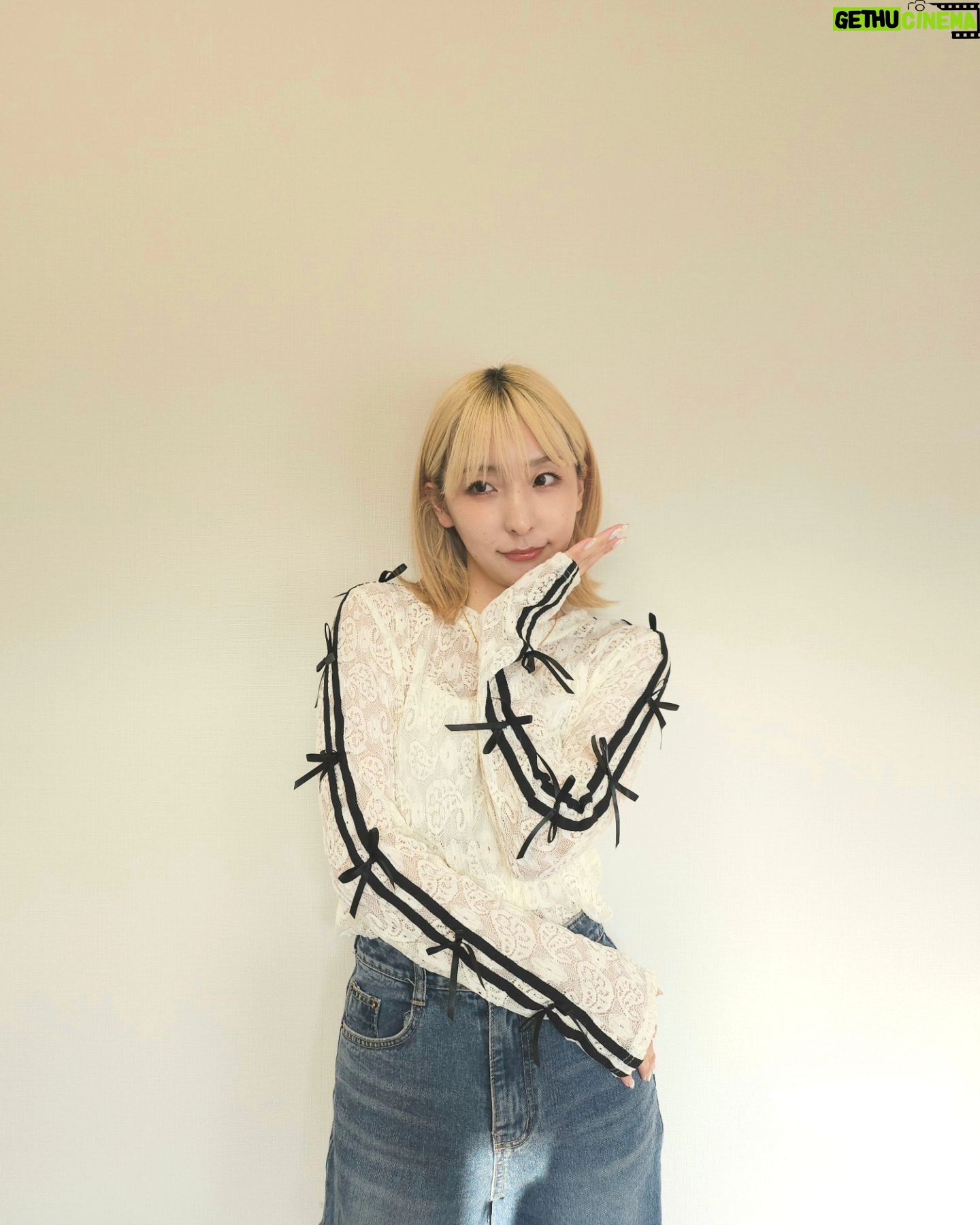 Momo Ogata - 856 Likes - 最近とっても暑いね~
最近はバタバタしてるけどしてないようなそんな日々を過ごしてる🎀
リボンお気に入りで
このトップス着回しやすくて可愛いの🤍
カジュアルだけど女の子らしさもあっていいよねっ
@meemselect
#meemselect #夏コーデ #春コーデ #옷스타그램