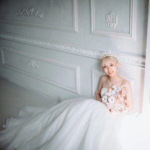 Momo Ogata Instagram - この日は本当にプリンセスになった気分でした👸

ドレス3着着たんだけどこれはザ！ウエディングドレス！って感じで後ろにリボンが付いててとっても可愛かったの。

このドレスは少し大人っぽく撮ってもらいました😚

載せたい写真沢山あるんやけど二人の写真は
@sugarsalt__official にちょっとずつ載せていくね🤍
(まだフォローしてない人はしてね🥰)

#ウエディングフォト