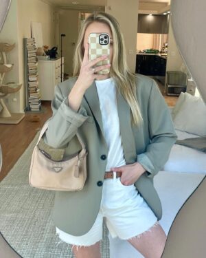Monette Moio Instagram - When your phone cases match your outfits 🤌🏼 @get.casely  #casely