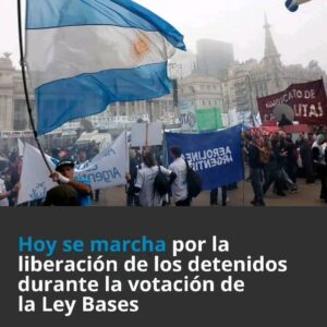 Mónica Cabrera Instagram - #Repost @pagina12 
——
 HOY MARTES 18 A LAS 16:30 EN PLAZA DE MAYO, FRENTE A LA CASA ROSADA Los familiares de los detenidos durante la votación de la Ley Bases realizaron una autoconvocatoria y llamaron nuevamente a una movilización hacia la Plaza de Mayo, para este martes, a las 16.30. Bajo el lema "presos políticos nunca más" y con la aclaración de que no responden a "ninguna bandera partidaria", invitaron a asociaciones civiles, organismos sociales, de Derechos Humanos y a todos aquellos que quieran, unirse al reclamo por la liberación "inmediata" de quienes aún continúan detenidos. La protesta frente a la Casa Rosada comenzará a las 16.30. El reclamo continuará el miércoles con la entrega de un petitorio por la libertad de los presos a la jueza Servini de Cubría. Al petitorio adhirieron las Madres, las Abuelas (todos los organismos de derechos humanos nacionales) y también organizaciones y figuras internacionales; al cierre de esta edición reunía más de 40 mil firmas. #leybases #presospoliticos #protestasocial #libertadalospresos #libertadalospresospoliticos