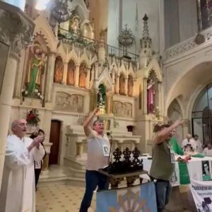 Mónica Cabrera Instagram - Ya pasó en la Iglesia de la Santa Cruz, y seguirán más.

#Repost @dantelopezforesi 
——
Parece que las Iglesias comienzan a ocupar el lugar vacío que deja la oposición y los curas reemplazan a dirigentes ausentes. 
😇.Esto ocurrió esta tarde, en la Parroquia Inmaculada Corazón de María, en el barrio de Constitución, Caba.

Video @prensa_mac