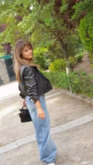 Mónica Cruz Instagram - En mi look diario, no puede faltar el mejor accesorio que lo complete. Mi complemento perfecto para completar cualquier look, hoy de la mano de @pepe_moll
