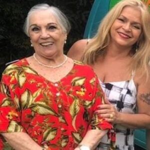 Mônica Rossi Instagram - E é assim que eu vou guardar você na minha memória @carmensheilaa : de pé, firme, sorridente e iluminada! Uma das maiores guerreiras que conheci. 
Vai na paz reencontrar o seu amor e tantos amigos queridos. 
Até um dia!❤️