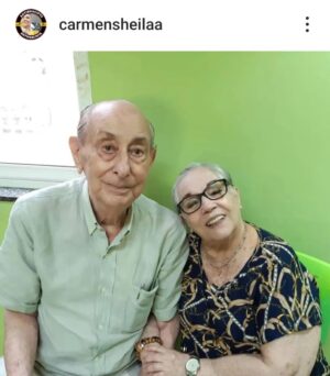 Mônica Rossi Instagram - É nessas horas que eu sempre me lembro  de quando @orlandodrummond dizia que a pior coisa de envelhecer, é ver os amigos indo embora. Há menos de um mês, @santacruz_joseoficial e hoje minha comadre tão querida, @carmensheilaa. Ou eu perdi a noção do tempo ou ele está passando muito rápido. Mal dá tempo de a gente se despedir, de processar a partida de pessoas que a gente ama e que marcaram positivamente a nossa vida.
 Hoje tem grandes encontros no céu. E aqui fica mais vazio.
"O amor verdadeiro levamos conosco". 
Assim será, pra sempre. 
Por fim, a minha gratidão. ❤️