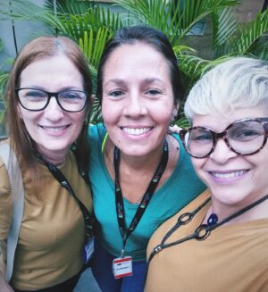 Mônica Rossi Instagram - Quando tudo combina, até o figurino!
Encontro feliz e casual com @miriamficher e @mariana_torres_dubladora  em @universalcinergia