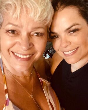 Mônica Rossi Instagram - Hj é dia do “vc tá com hipo?”. A mulher mais doída e mais centrada que eu conheço. Que só me olha e eu repenso toda a minha existência. Que me dá esporro e colo com a mesma intensidade. Que me compra com comida (e sabe que da certo), que cuida de mim como se eu ainda tivesse 13 anos (mentira, com 13 anos eu dava mais trabalho). Feliz dia das mães. Eu não escolheria outra pessoa pra ocupar esse lugar… e eu escolhi vc mais mil vidas. Te amo ❤️