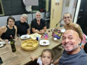 Mônica Rossi Instagram - Pós @desfoque_podcast ! 
"Oh @claudiogalvan eu vou comer seu bolo!!"

Com @kerows , @mariojorgedeandrade , @gabibueno.p e Alice! 🥰