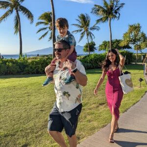 Monica Ruiz Instagram - Now I share Valentine’s Day with two other little dudes who make me carry all the stuff. (One of the dudes not pictured because he runs a block ahead at all times). Thanks for the pic @shereebbumpin. If it weren’t for you, I’d have no proof I was in Maui