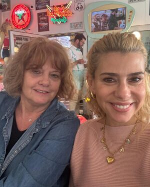 Mónica Sintra Instagram - Hoje faz anos alguém super especial. Uma super Mulher. Uma super Mãe. Uma super Avó. Uma super Agente (não, calma, nada de problemas com a autoridade 👮). ❤️ Olhar para ela é sentir o amor no olhar. Senti-la por perto é ter a confiança de que tenho um colo disponível. O seu sorriso é inconfundível e desbloqueia de uma forma automática partes de mim que precisam de ser desbloqueadas e que me fazem sentir tão bem. Hoje é o dia da minha Mãe. 👩 Ela faz anos. Celebramo-la. Celebramos a sua vida e a sua existência diária nas nossas vidas. Se há uma Rainha, é porque houve uma @duplamproducoes por detrás que a fez acontecer. Obrigada por tudo, Mãe, e tem o dia mais feliz que possas ter. Amo-te muito. Muito mesmo. Conta com o meu sorriso, com o meu abraço e com o meu amor. Como sempre. ❤️☀️