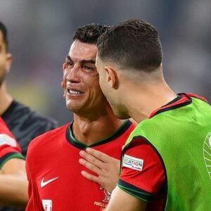 Mónica Sintra Instagram - Até ao fim. “Acreditar” na vida é algo que instituí desde muito cedo na minha vida. Até ao fim. Até ao último segundo, tudo pode mudar e temos sempre de acreditar em nós e nas nossas capacidades. Ver o @cristiano a chorar em pleno relvado arrepiou-me. Mas sei-lo como alguém que também acredita. Que luta. E, principalmente, que conquista. Parabéns, Portugal! Vamos em frente. 🇵🇹