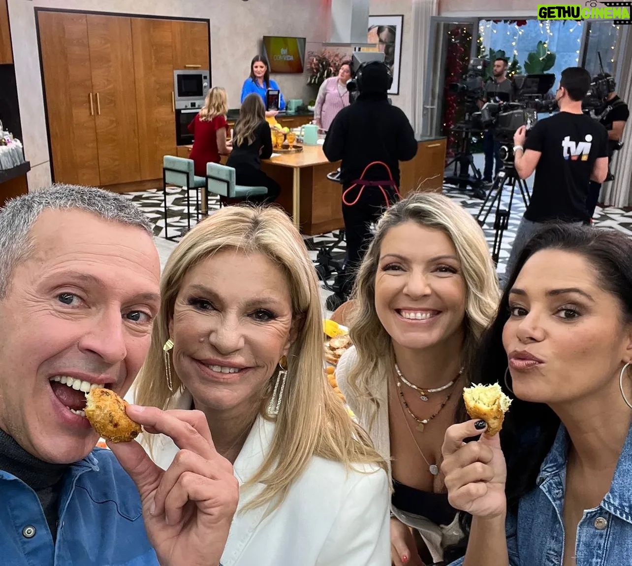 Mónica Sofia - 425 Likes - Hoje fomos recordar o reality show onde entrei, "Quinta das Celebridades", da @tvioficial
Tão bom matar saudades destes momentos. Foi sem dúvida das melhores experiencias da minha vida 🤍🙏
🐴🐷🐔🐑
@cinha_jardim
@paula_ccoelho
@pedroreis_oficial_
@sarasousapintoo
@marisacruz