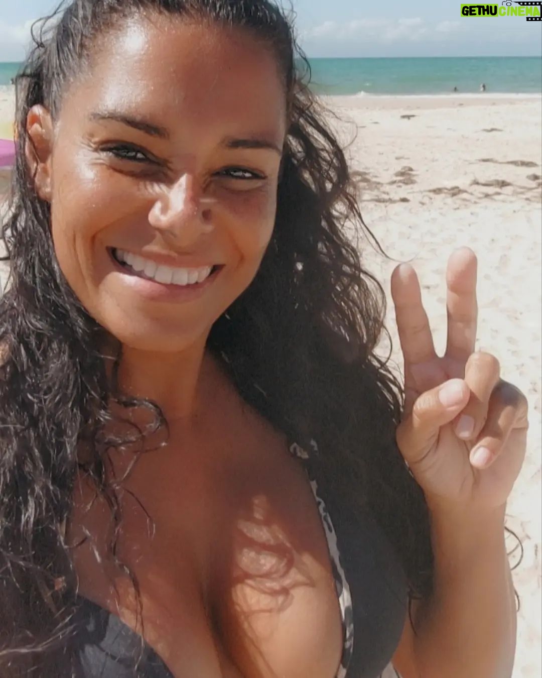 Mónica Sofia - 1K Likes - É Outono mas ainda dá para uma prainha!!! 🏖️
.
#praia