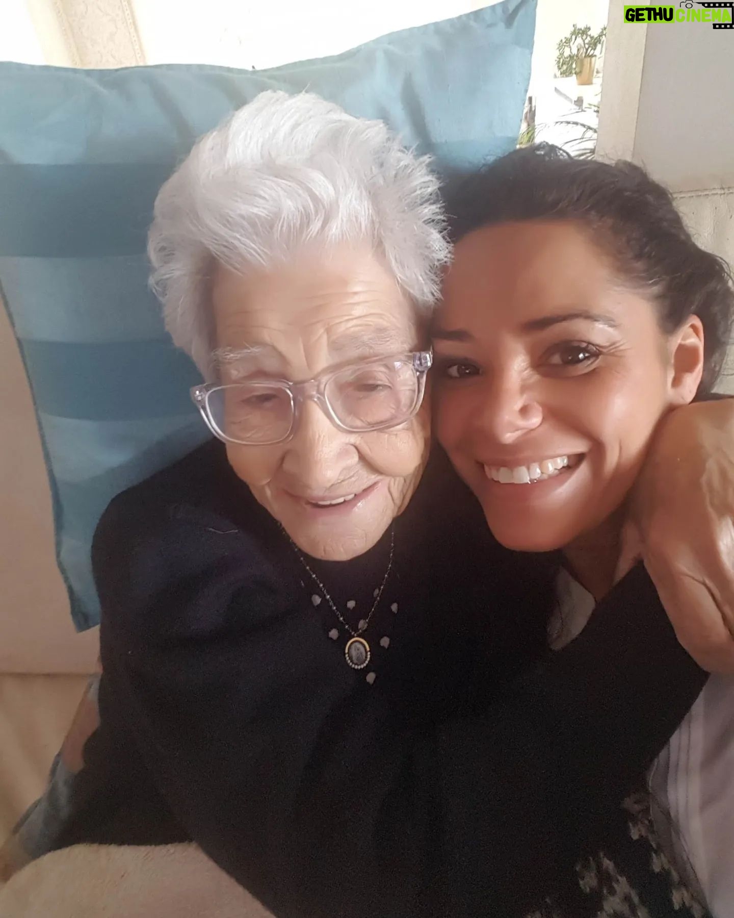 Mónica Sofia - 859 Likes - Infelizmente sabia que um dia chegaria o dia de fazer este post... 😔
Avó... Foram 97! Caramba, 97!!! E a palavra que mais me apetece dizer é OBRIGADA!
OBRIGADA pelos ensinamentos, pela boa disposição, pelo carinho, pelos conselhos, por todas as receitas, os crochets, as dicas de costura que me ensinou, pelos nãos, pelos sins, pelo positivismo, pela resiliência, pela educação,... E por tantas outras que poderia enumerar.
Avó, vai fazer tanta falta! Tanta!!! Só quem conheceu a minha avó pode compreender estas palavras. Avós são avós, todas têm um pouco de magia dentro delas, mas a minha era um SER ESPECIAL. As palavras dela eram algodão doce para todos os que a conheciam, não havia quem não gostasse dela, e tenho a certeza que ela tocou no coração de todos os que a conheceram.
A avó Chica era a minha avó! E eu tinha muito orgulho nela! Por isso tinha de partilhar estas palavras, para que o Universo acolha e celebre este ser que agora chegou ao céu !Sei que estará a olhar por nós, seria impossível não estar. O amor nunca acaba, torna se energia em movimento no ar e eu beijarei o vento, todos os dias para a poder beijar. Voa em paz minha Avó Chica ! 🤍