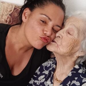 Mónica Sofia Instagram - Infelizmente sabia que um dia chegaria o dia de fazer este post... 😔
Avó... Foram 97! Caramba, 97!!! E a palavra que mais me apetece dizer é OBRIGADA!
OBRIGADA pelos ensinamentos, pela boa disposição, pelo carinho, pelos conselhos, por todas as receitas, os crochets, as dicas de costura que me ensinou, pelos nãos, pelos sins, pelo positivismo, pela resiliência, pela educação,... E por tantas outras que poderia enumerar.
Avó, vai fazer tanta falta! Tanta!!! Só quem conheceu a minha avó pode compreender estas palavras. Avós são avós, todas têm um pouco de magia dentro delas, mas a minha era um SER ESPECIAL. As palavras dela eram algodão doce para todos os que a conheciam, não havia quem não gostasse dela, e tenho a certeza que ela tocou no coração de todos os que a conheceram.
A avó Chica era a minha avó! E eu tinha muito orgulho nela! Por isso tinha de partilhar estas palavras, para que o Universo acolha e celebre este ser que agora chegou ao céu !Sei que estará a olhar por nós, seria impossível não estar. O amor nunca acaba, torna se energia em movimento no ar e eu beijarei o vento, todos os dias para a poder beijar. Voa em paz minha Avó Chica ! 🤍