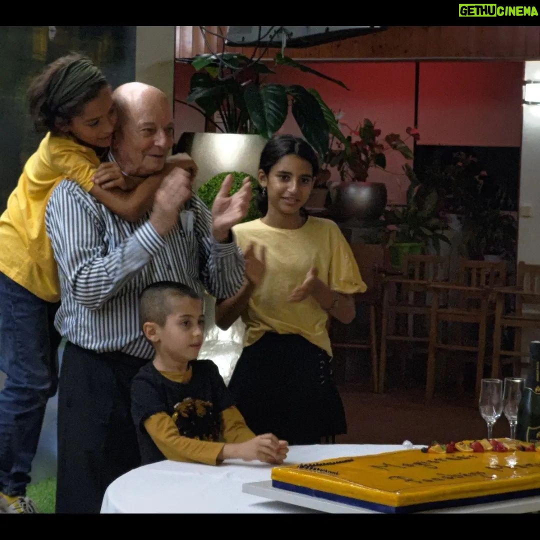 Mónica Sofia - 858 Likes - Com o coração apertado presto a minha homenagem a um homem muito especial que partiu para a "Terra dos Anjos e das estrelas brilhantes".
O meu sogro, Sr.Fonseca, pai do Rubim... Homem sábio... inteligentíssimo, cientista, maestro, de um humor maravilhoso, de um sorriso fácil e de um coração generoso.
Tenho mesmo muita pena que os meus filhos tenham sido privados tão precocemente de crescer com os ensinamentos dele.
E mais me custa ainda que tenham levado embora o amor da vida da minha sogra, um amor tão grande que só quem assistiu consegue compreender e imaginar a sua dor. @alice.masof 🤍
Como diz a Mia, ficámos com parte do avô... O pai!
@rubimfonseca ... Faltam me as palavras!!! 😔 Obrigada pelo sogro que me deste 🙏 A tua dor é a minha dor...
@deboracmfonseca estamos juntas...
Sr. Fonseca muito obrigada por tudo o que fez por nós, pelas longas conversas e ensinamentos, pelas gargalhadas... Obrigada por ter feito parte da minha vida! Mande um beijo e um abraço apertado ao meu pai 🤍