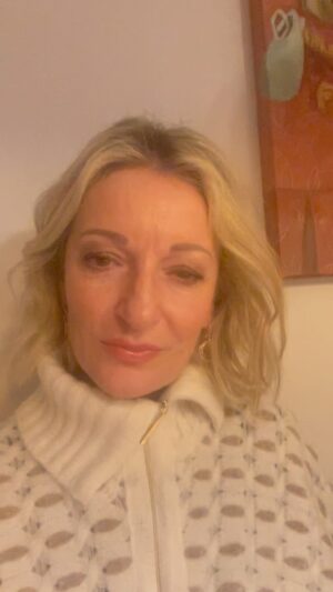 Monika Gruber Instagram - Kleiner abendlicher Gruß an Herrn Trittin nach seinem selbstbewussten Auftritt bei Markus Lanz gestern. Ich bitte, die schlechte Tonqualität zu entschuldigen, aber ich bin erkältet.