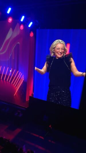 Monika Gruber Instagram - Die Ehrlichkeit der Kinder ist immer ein Highlight. 🤣

Du hast die letzte Live-Performance aus der
Olympiahalle von Monika Gruber verpasst? Dann hol
dir dein Streaming-Ticket und schau dir die Show jetzt
noch an.👇

#ServusKabarett: Monika Gruber - Das Finale bei
ServusTV On streamen! #ad