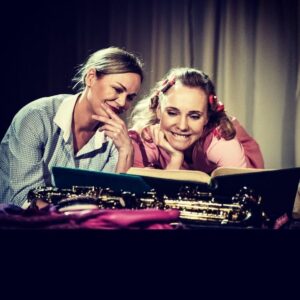 Monika Krzywkowska Instagram - Po prawie półrocznej przerwie wracamy z tym spektaklem na małą scenę...stres pomieszany z radością, bo lubimy to grać, my - czyli Kasia Dąbrowska, Monika Kwiatkowska , Agnieszka Suchora ,Szymon Mysłakowski i Szymon Roszak i ja😊
Może macie wolny wieczór jutro , po jutrze albo po pojutrze? Wpadajcie!👋( 19.00)
#Zbrodnieserca#Teatrwspółczesny