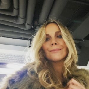 Monika Krzywkowska Instagram - Droga prosto na plan, już idę!🙂#mecenasporada#nowyserial #polsat #serialepolsatu