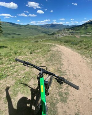 Monique Ganderton Instagram - I love the 🌎🌎🌎🌍🌏!!!! #earthday2023 ❤️🥰🇨🇦🇺🇸 #lakelouisecanada #cochranmillpark #lakepeachtree #yellowstone #crestedbutte