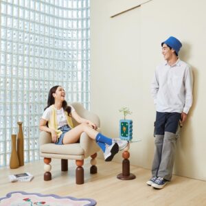 Monthapoom Sumonvarangkul Instagram - Modernform x Pomme Chan : COUPLE CHAIR COLLECTION
เก้าอี้รับแขกดีไซน์พิเศษที่ออกแบบโดย Pomme Chan หรือปอม–ธัชมาพรรณ จันทร์จำรัสแสง ศิลปินนักวาดภาพชื่อดัง ที่เคยฝากผลงานกับโมเดอร์นฟอร์มมาแล้วใน Floral Collection
.
COUPLE CHAIR COLLECTION เก้าอี้ที่ถูกตั้งต้นจากงานดีไซน์ที่ทำออกมาเป็นคู่ ที่ไม่ได้จำกัดแค่เฉพาะคู่รักเพียงอย่างเดียว แต่เป็นเก้าอี้ที่ตอบโจทย์บ้านที่มีหลากหลายความสัมพันธ์ จะพี่น้อง เพื่อน หรือญาติสนิทก็สามารถใช้งานด้วยกันได้ ดีไซน์ของเก้าอี้โดดเด่นด้วยเส้นเคิร์ฟที่โค้งมนให้ความรู้สึกอ่อนโยน และปลอดภัยในการใช้งาน ส่วนของขาได้แรงบันดาลใจมากจากลูกปัด หรือตัวต่อในวัยเด็ก เลือกนำมาจัดวางสลับสีช่วยให้เก้าอี้ตัวนี้ดูสนุกมากยิ่งขึ้น และเลือกสะท้อนความเหมือนที่แตกต่างด้วยกิมมิค Reflection ที่เมื่อนำมาวางต่อกันจะเป็นเคิร์ฟต่อเนื่อง เพิ่มมิติให้ห้องดูสวยงาม หรือจะวางแยกเดี่ยวก็ดูโดดเด่นไม่แพ้กัน
.
สอบถามรายละเอียดเพิ่มเติม @modernformfurniture