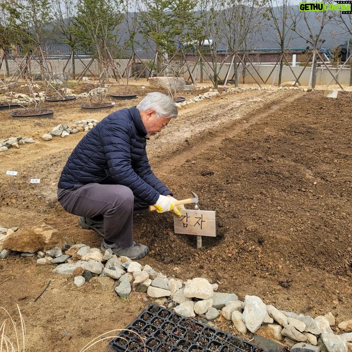 Moon Jae-in - 195.9K Likes - 올겨울 끝자락에서 만난 천성산 상고대와
올해 첫 농사, 감자 심기.