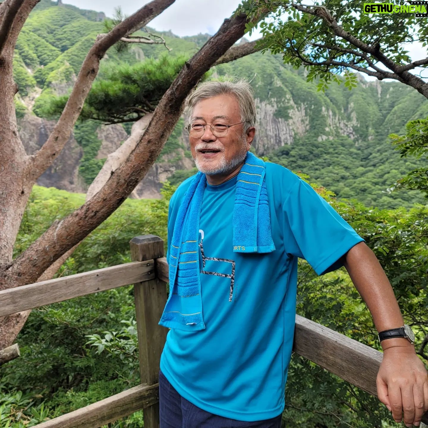 Moon Jae-in - 138.7K Likes - 한라산 영실코스 #WeWalkandSwim
