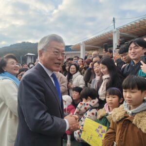 Moon Jae-in Instagram - 오늘이 지나기 전에, Happy New Year.