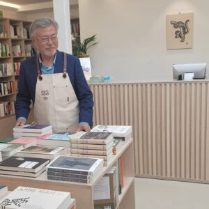 Moon Jae-in Instagram - 평산책방의 첫날. 책방지기의 첫 임무는.
#계산대앞에선책방지기