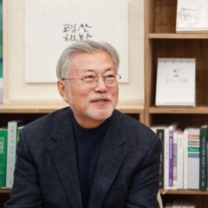 Moon Jae-in Instagram - 평산책방의 첫날. 책방지기의 첫 임무는.
#계산대앞에선책방지기