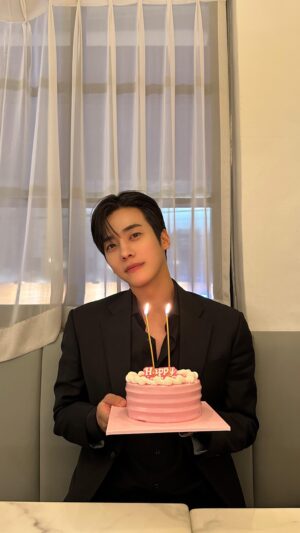 Moon Ji-hoo Instagram - 나 생일 2회차야?🤣🎂
