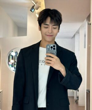 Moon Ji-hoo Instagram - 드디어 머리카락이 자랐다😁