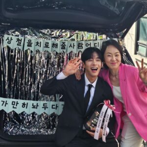 Moon Ji-hoo Instagram - 세번째 결혼 
마지막 촬영 후련하게 마무리하고 내려오다가
아무생각 없이 차를 봤는데 감동 받아 버렸지 뭐야?
상원맴 준비하느라 고생 많았어요
현장에서도 너무 고생했구 덕분에 항상 유쾌하게 재밌게 잘했다
정우이사님 경석 실장님 이벤트 같이 준비해주셔서 감사해여
홍보팀 지은님두 감사드려요
막촬 이벤트 감동 받아 브러쓰~~~😝
그리고 마지막 사진은 우리 애자쌤과✌🏻
HB군단 최고입니다!!💙