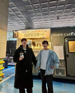 Moon Ji-hoo Instagram - 커피차라니!!
감동 또 감동입니다
덕분에 촬영 힘내서 더 잘했어요 고마워요🫶🏻🥹

#MBC #세번째결혼 재밌게 봐주세요~